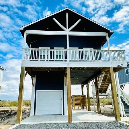 New Tiki House! Near Beaches, Sleeps 6-7